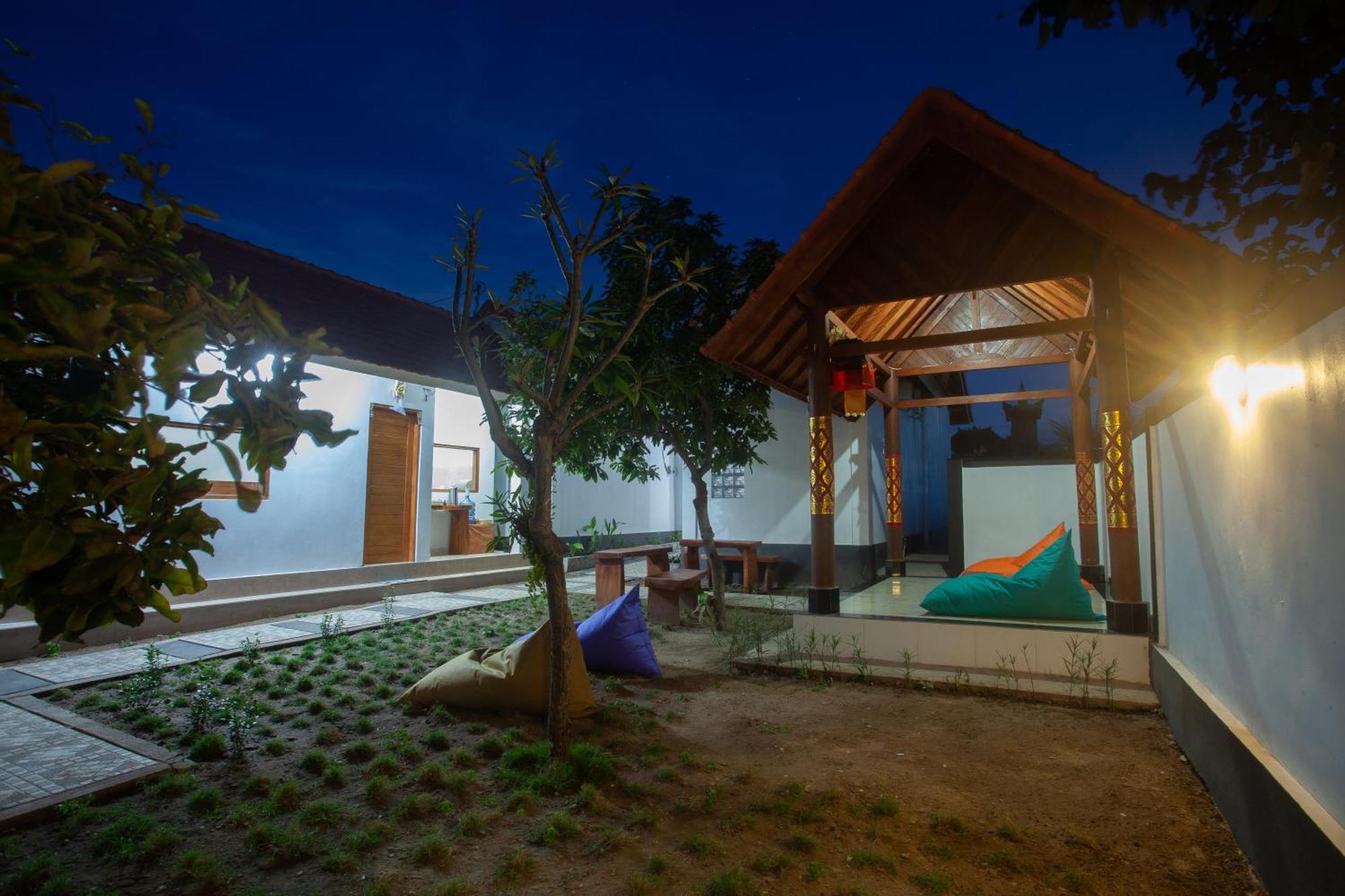 Lucky Hostel Batununggul Exterior photo