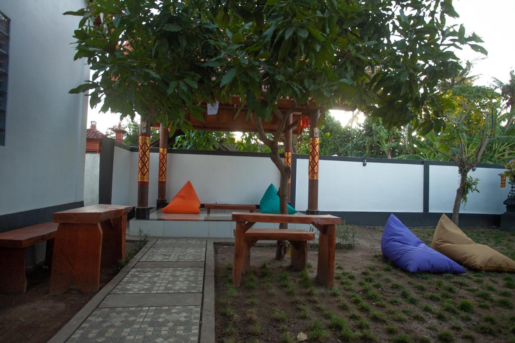 Lucky Hostel Batununggul Exterior photo