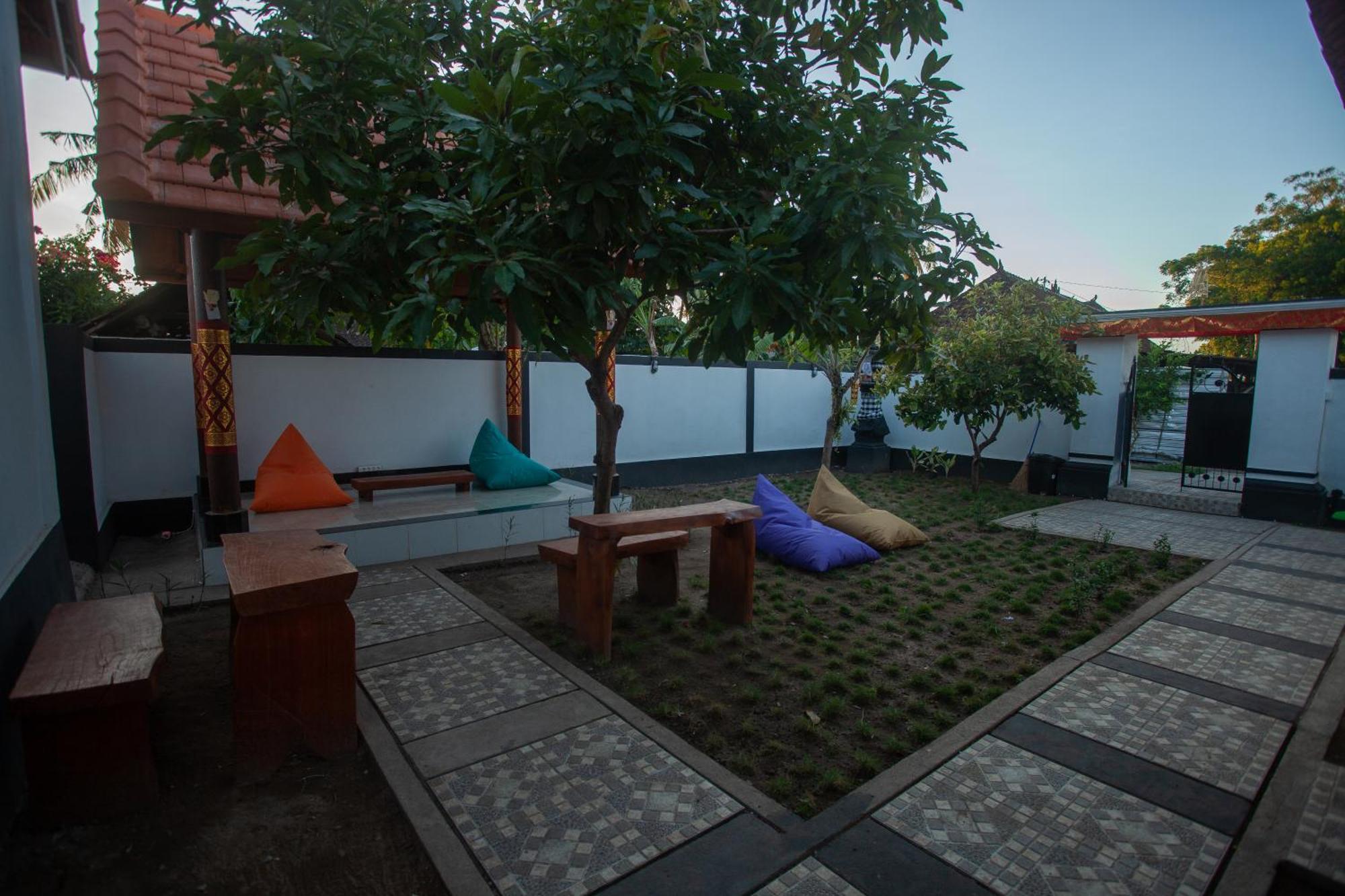 Lucky Hostel Batununggul Exterior photo