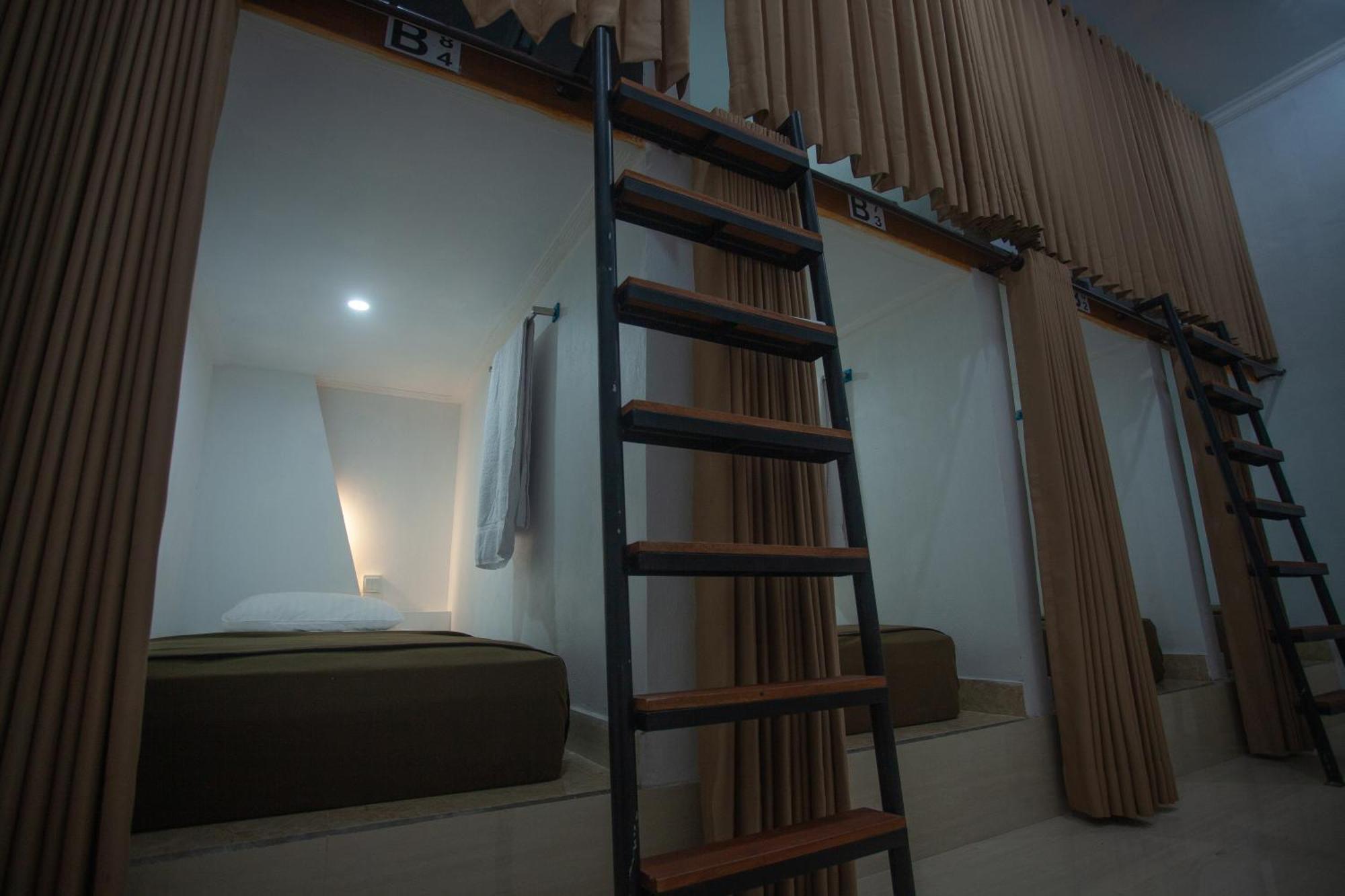 Lucky Hostel Batununggul Exterior photo